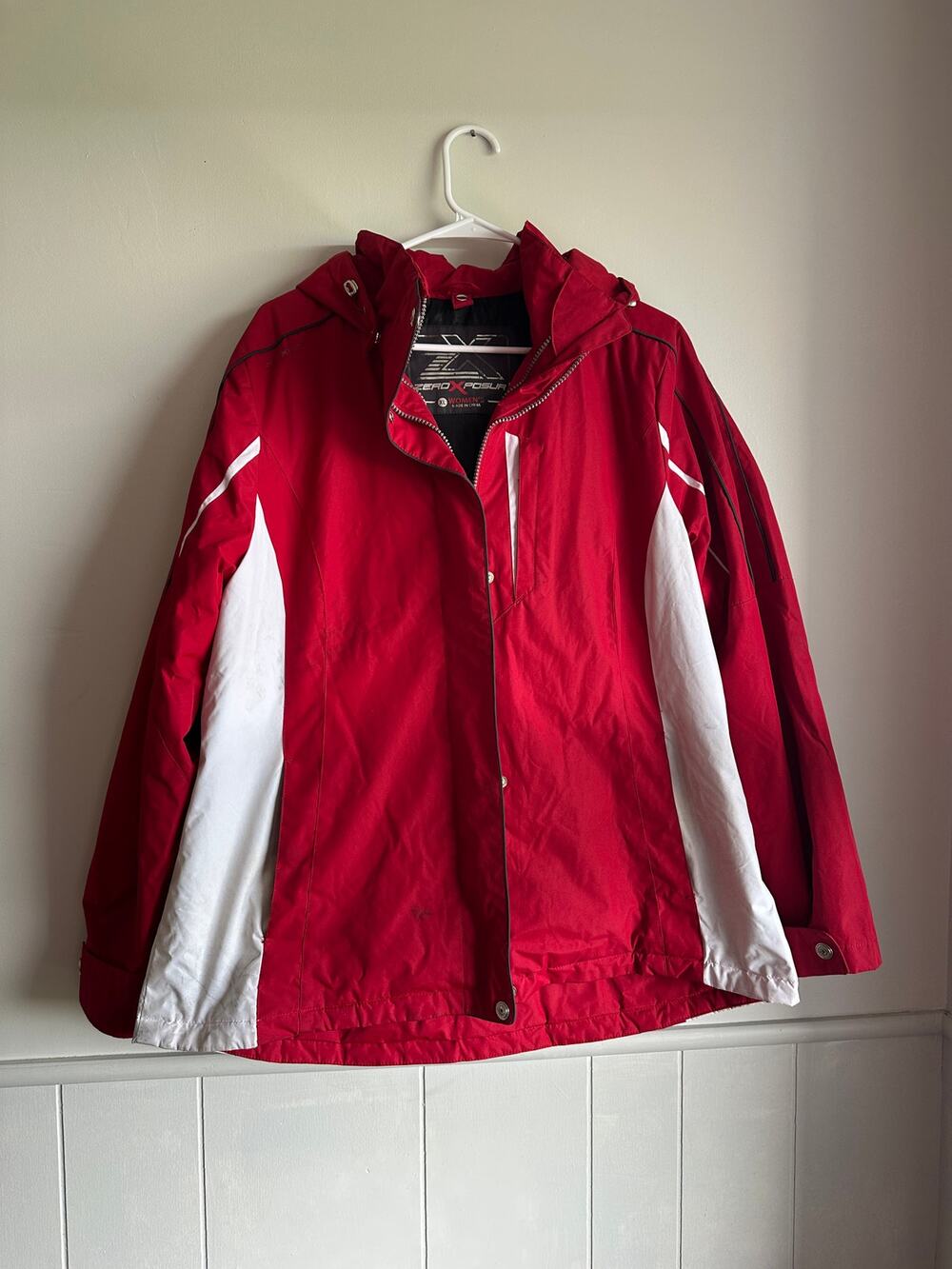 ZeroXposur Women’s Red White Hooded Jacket XL Outdoor Coat Needs Wash Title